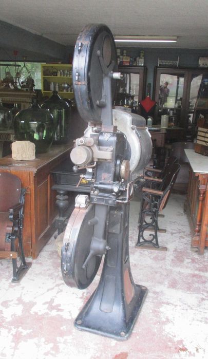 Antigo projector de cinema Bauer