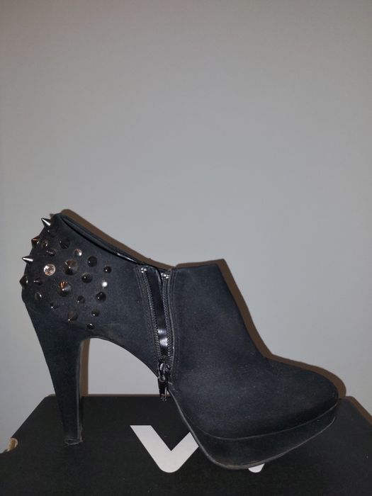 Buty na obcasie.