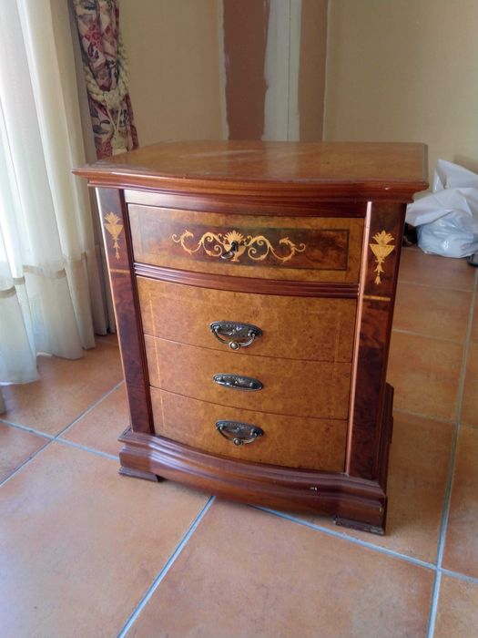 Quarto completo em bom estado.