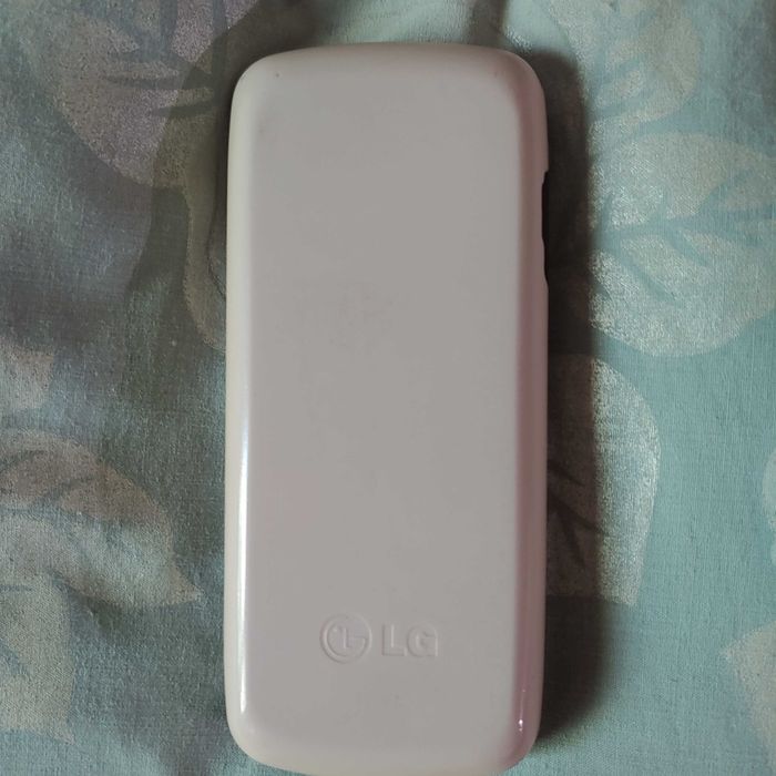 LG GB 102.а також Sharp GX 10 телефон.