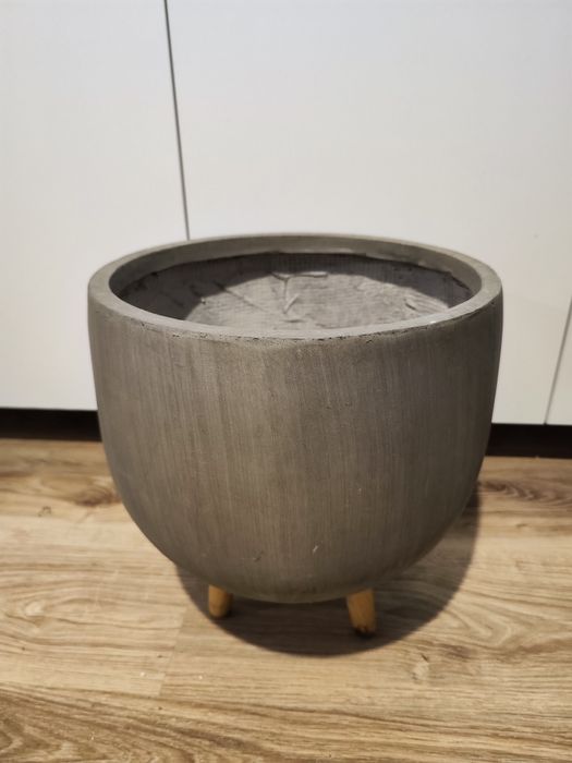 Donica betonowa na nóżkach szara 36x39 cm