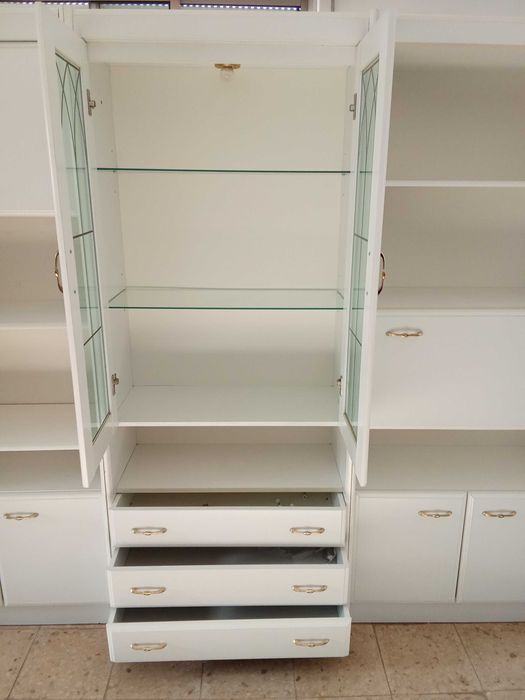 Vendo Móvel de Sala / Estante Clássica com Vitrine