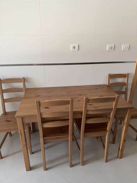 Mesa com 4 cadeiras
