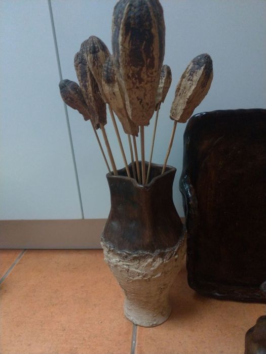 Peças decorativas em barro pintado.