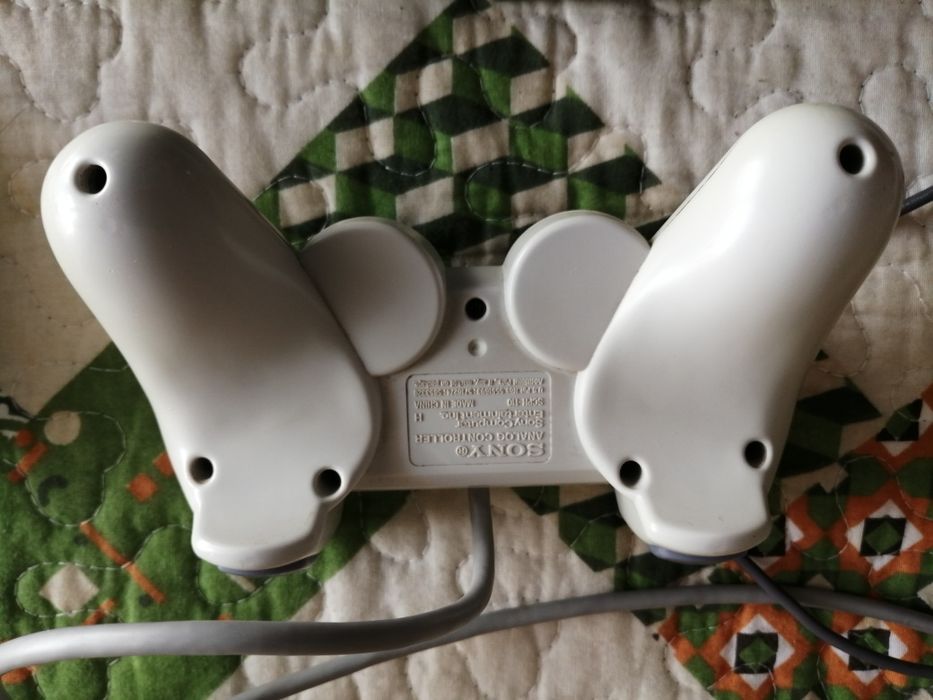 Playstation 1 com 2 comandos