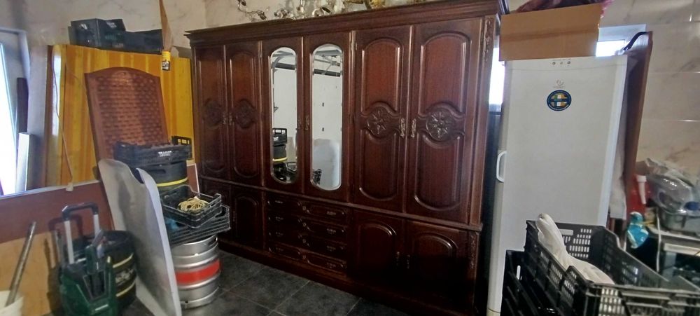Roupeiro antigo em madeira maciça