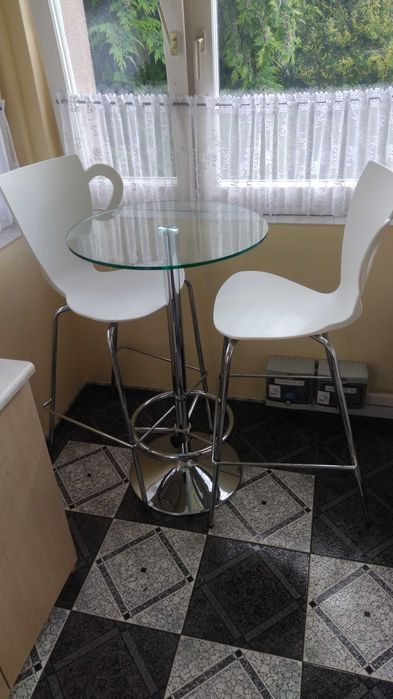 Białe Hokery ze stołem w kształcie filiżanek