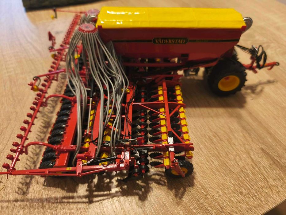 Model Universal hobbies Väderstad Rapid a800c