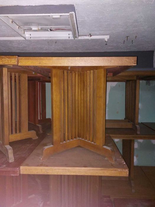 Комплект дерев'яних стільців та столів