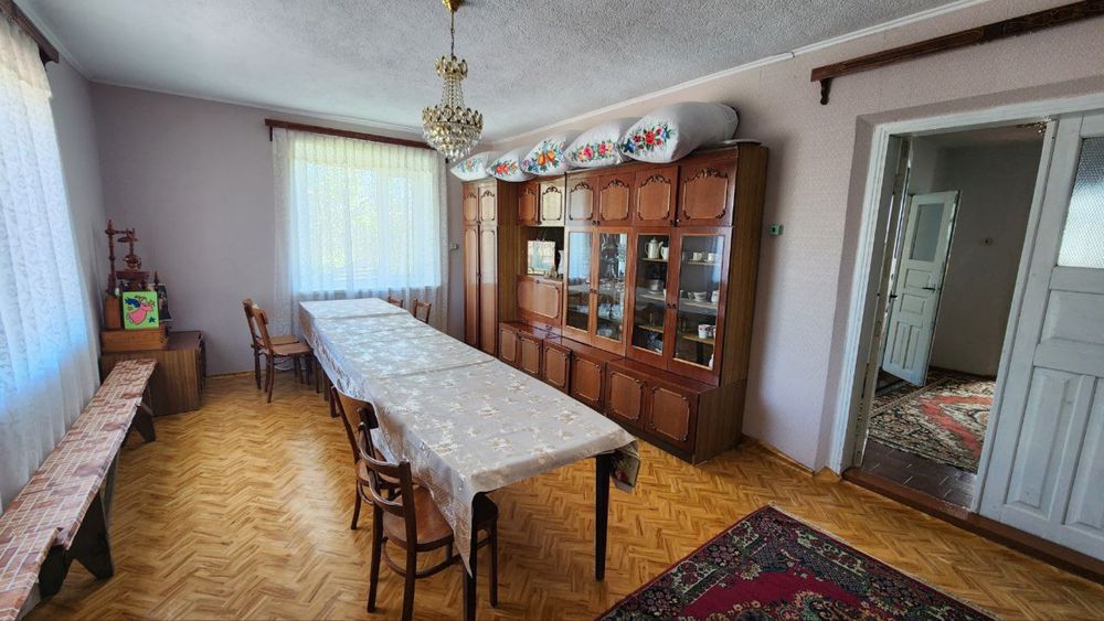 Два будинки на одному подвірʼї