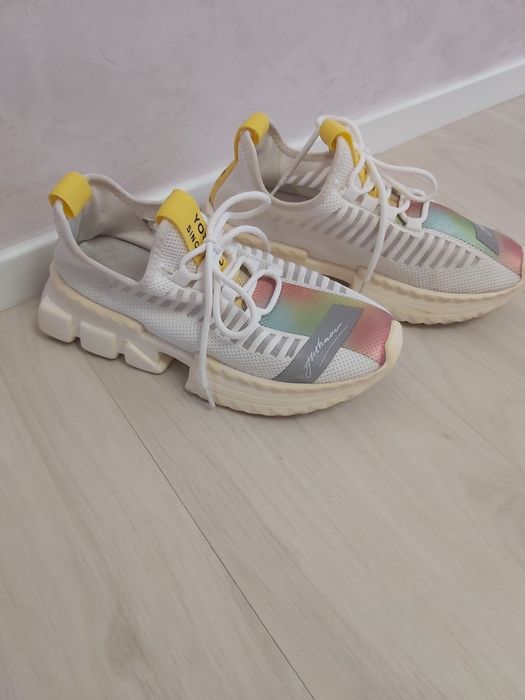 Продам кросівки жіночі