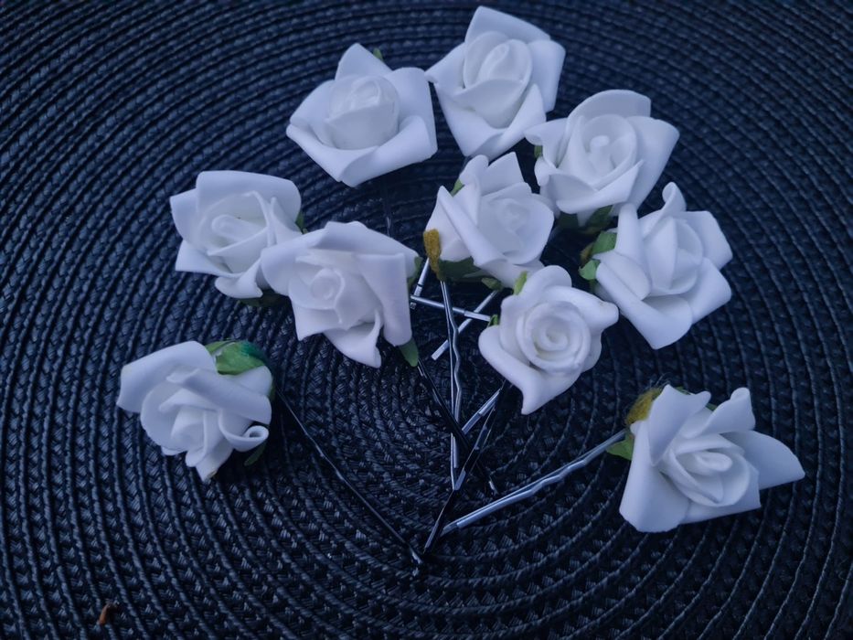 Róża biała,włosy,ozdoba,impreza,fryzura
