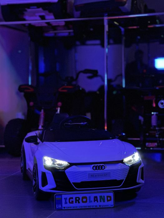 Сучасний дитячий електромобіль у стилі Audi E-Tron GT на акумуляторі
