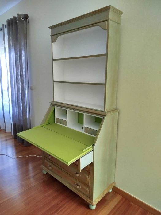 Armário de madeira + Escrivaninha