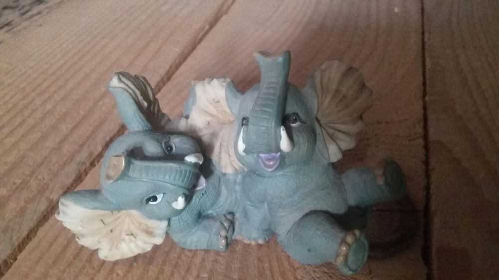 Figurka dwa bawiące się słoniki