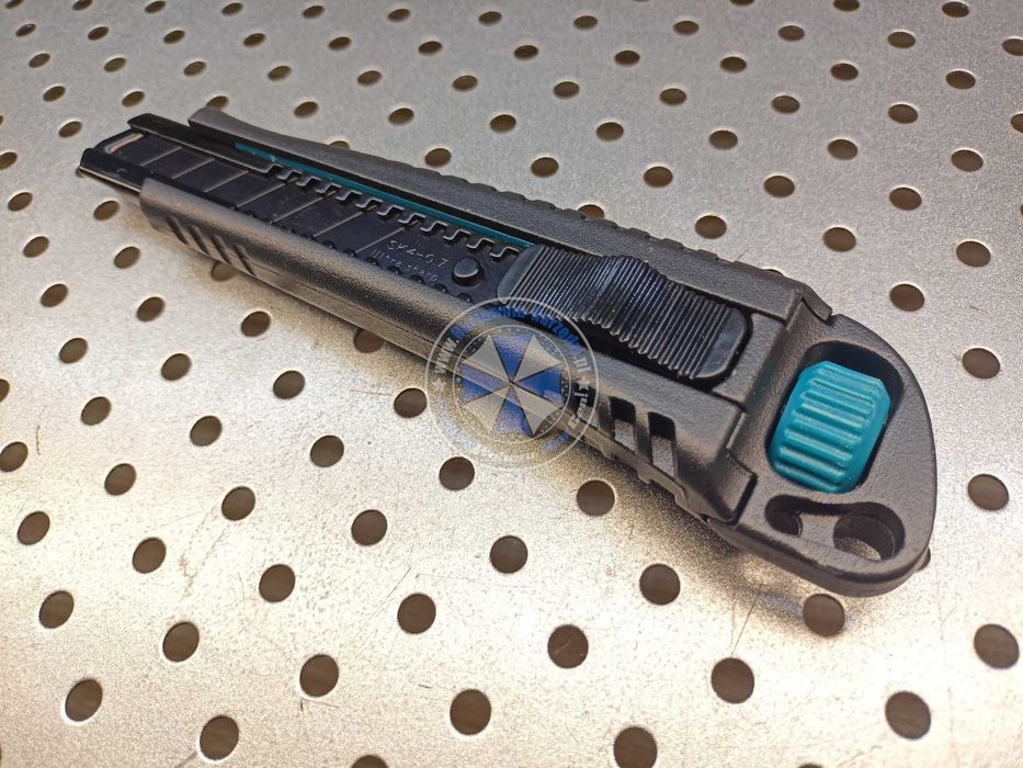SOLIDNY METALOWY Nóż do tapet 18mm Nożyk tapetowy 18mm ostrze łamane