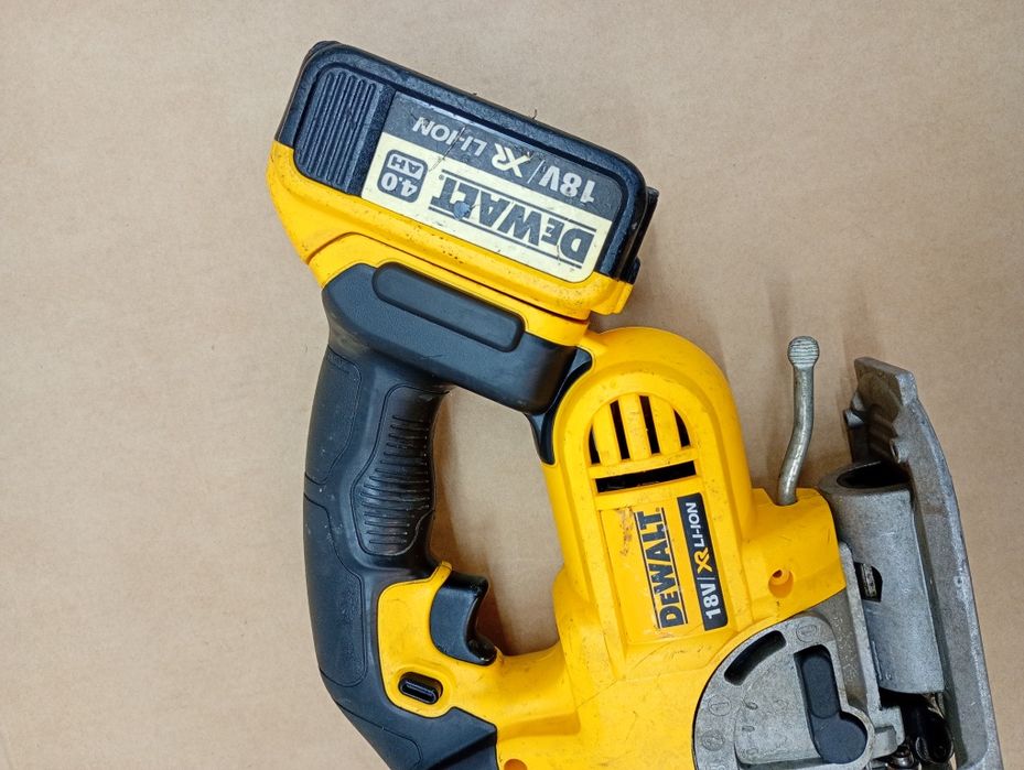Wyrzynarka DeWalt DCS331