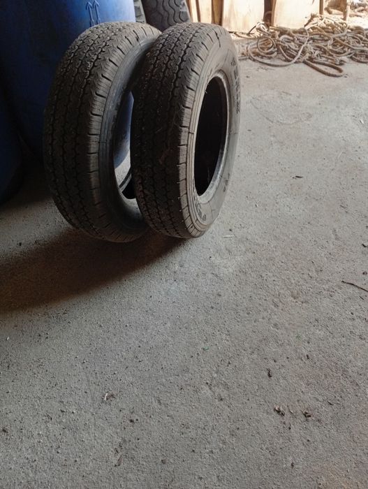 Par de Pneus de carro