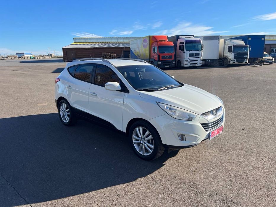 В продажу Hyundai Tucson/IX35 2 літра дизель передній привід із Кореї