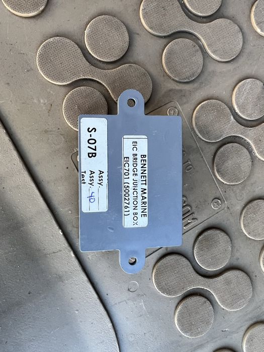 &&& Oryginalny rozgałęzik-przełącznik EIC701 firmy Bennett -trym klapy