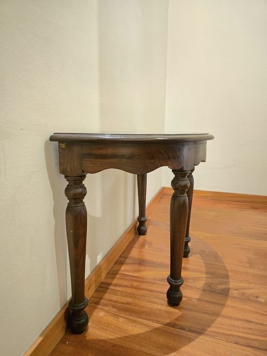 Mesa de Apoio Meia-Lua em Madeira Maciça e Vidro (Baixa)