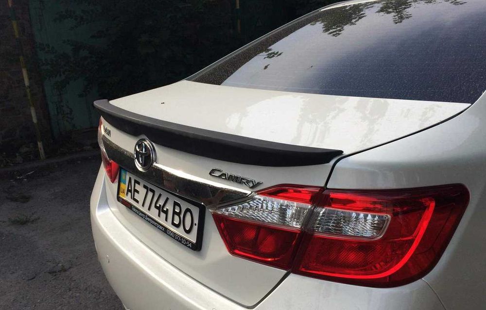 Спойлер Козырек лип багажника Стекла  Toyota Camry 50/55