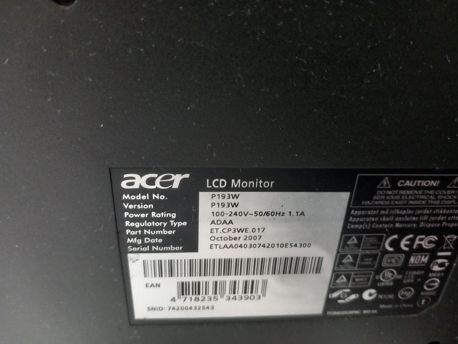 Dois monitores a funcionar o preto têm uns riscos no ecrã mas não impede nada na visualização do mesmo um Acer e outro Samsung