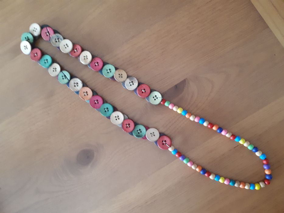 Colar colorido de botões