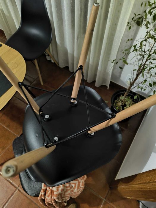 6 Cadeiras de Mesa de Jantar Pretas com Pés em Madeira – Como Novas