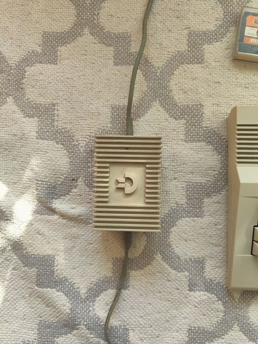 Sprzedam Commodore C64 z magnetofonem, joystickiem, zasilaczem.