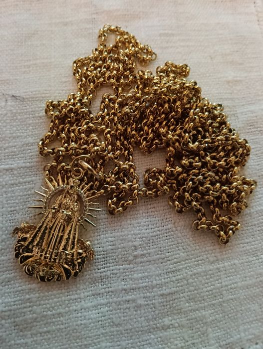 Cordão com medalhão