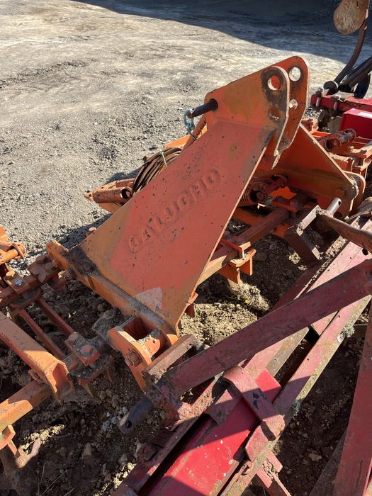 Várias alfaias agrícolas