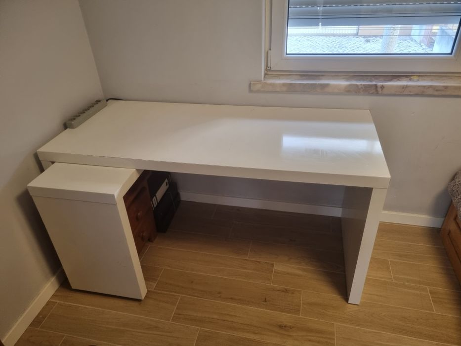 Secretária Malm com painel extraível