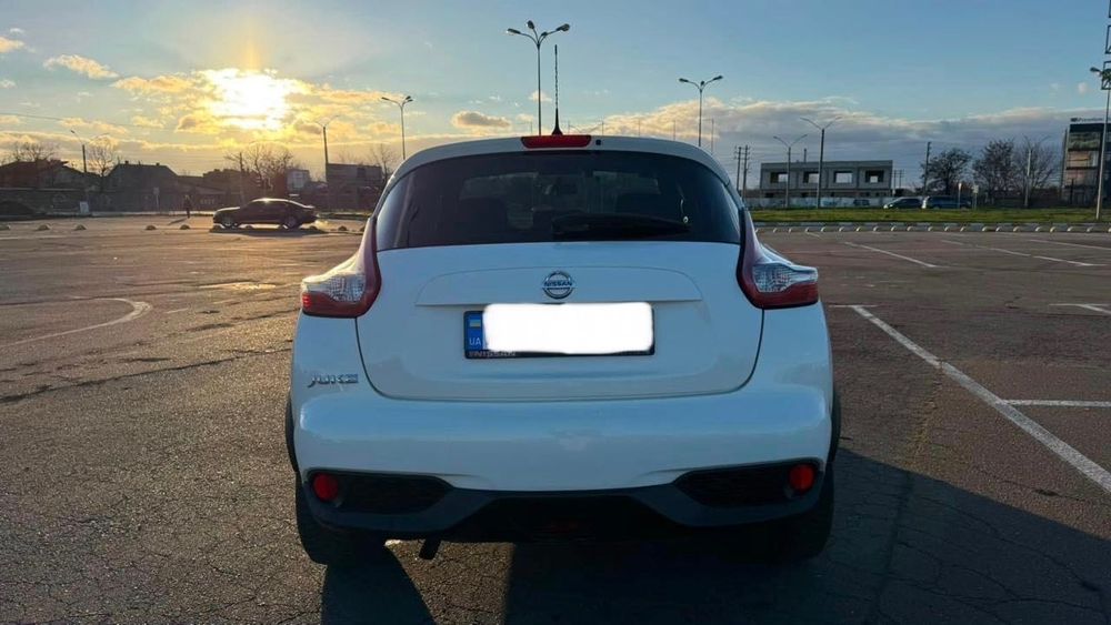Автомобіль Ніссан