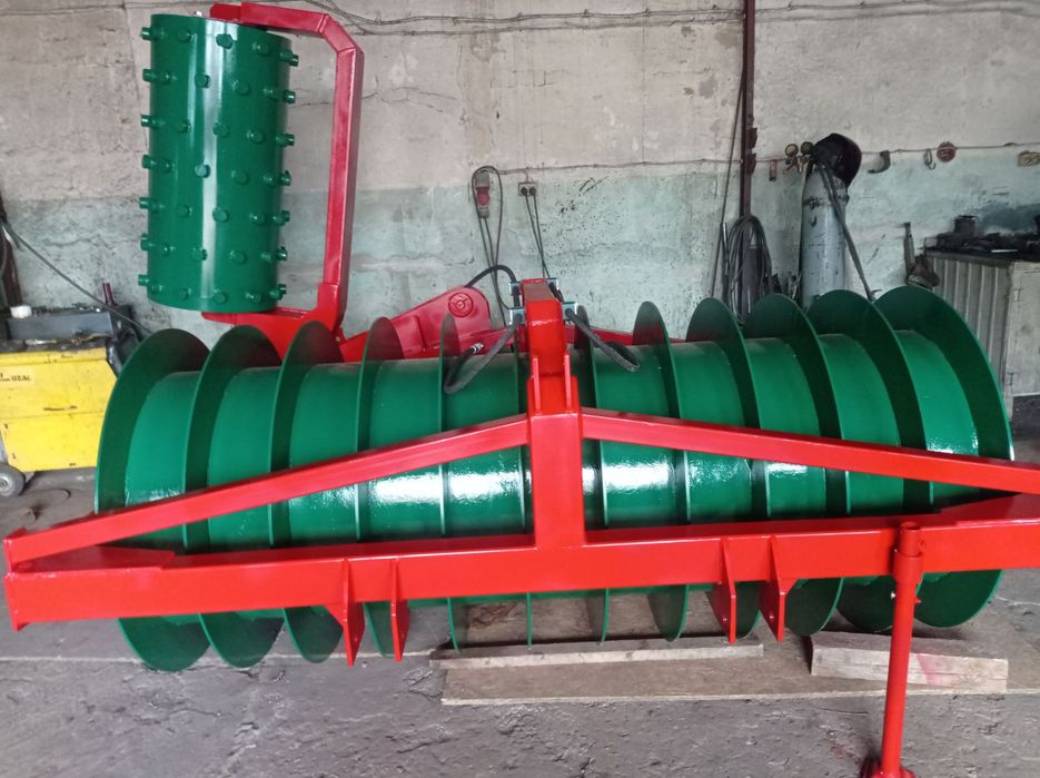 Wał pryzmowy do ugniatania sianokiszonki kukurydzy ugniatający