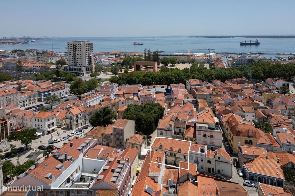 T4 Duplex Renovado no Centro Histórico de Setúbal, a 400m do Rio