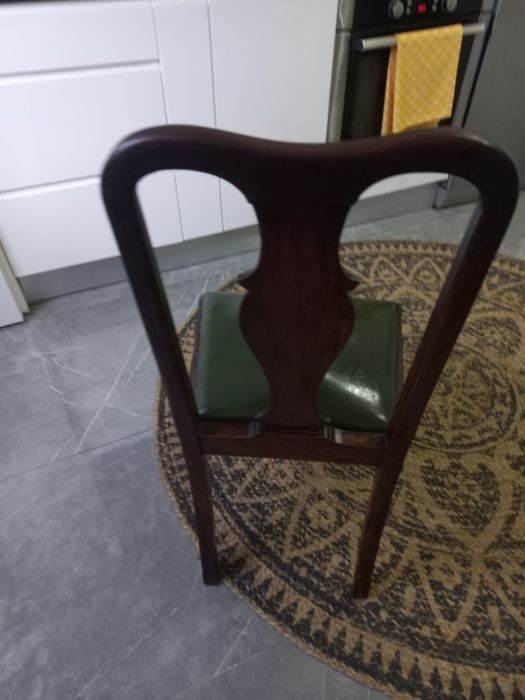 Cadeira antiga, linda num hall, escritorio, quarto.Tampo em pele verde