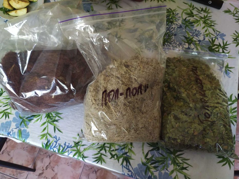 толокнянка, кукурудзяні рильця,жовта лілія( кувшинка)