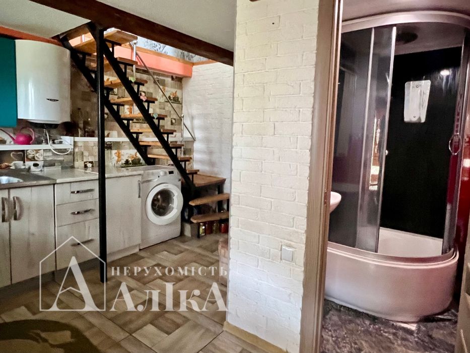 Продам квартиру з гаражем та времянкою в Старому місті