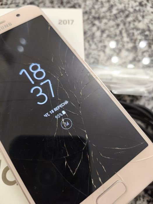 Смартфон Samsung galaxy A3 (2017)