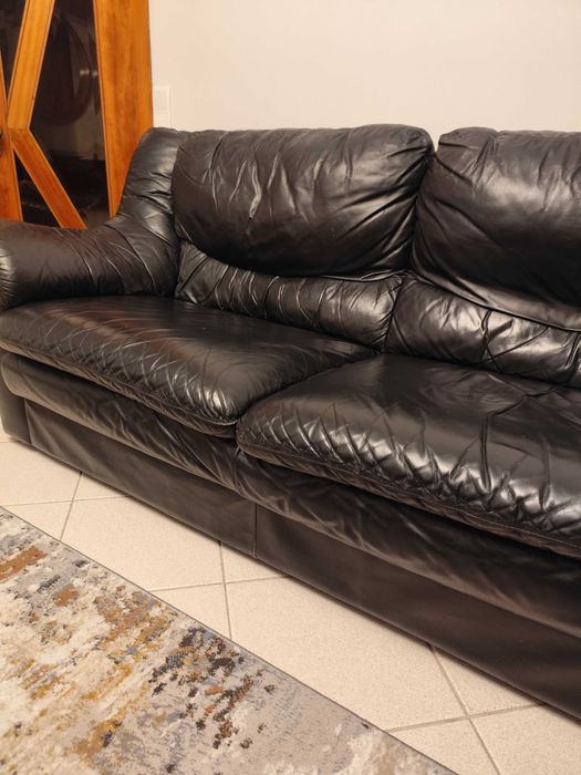 Sofás em pele preta.