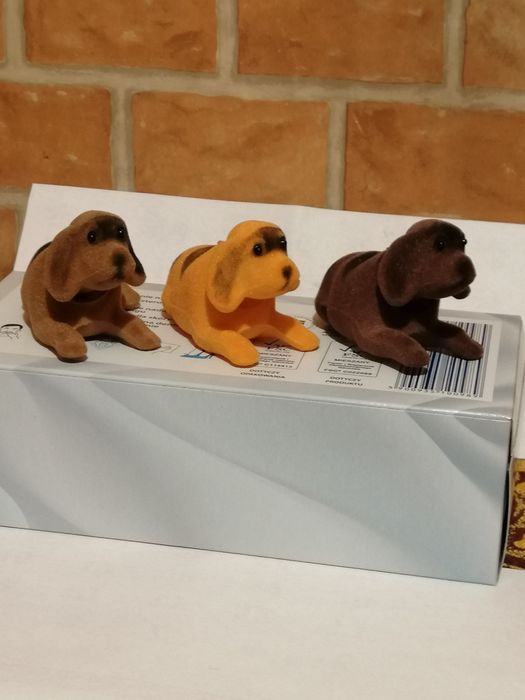 Brązowy pies z kiwającą głową.