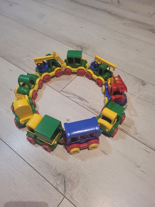 9 samochodzików firmy Wader