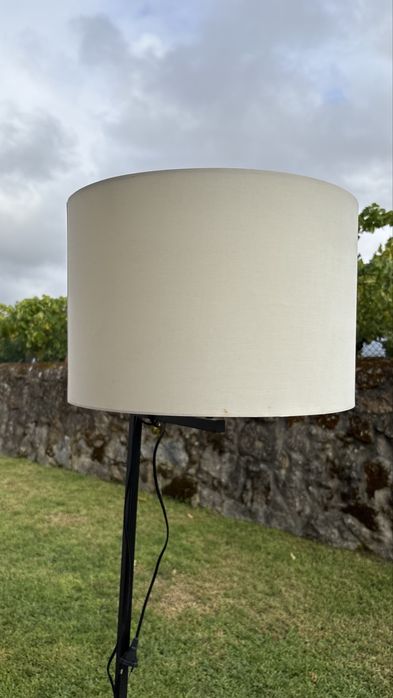 Candeeiro de pé com mesa integrada