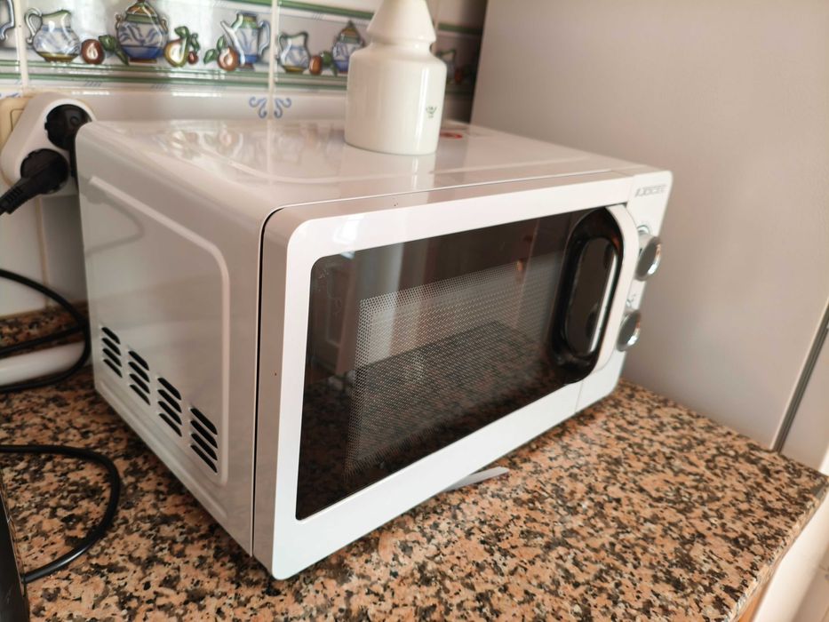 Microndas Branco Jocel ainda com um ano garantia