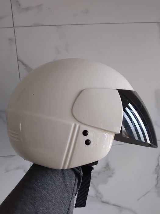 Capacete  uzado  em  muito  bom  estado  .