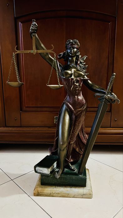 Estátua themis / justiça em bronze e mármore