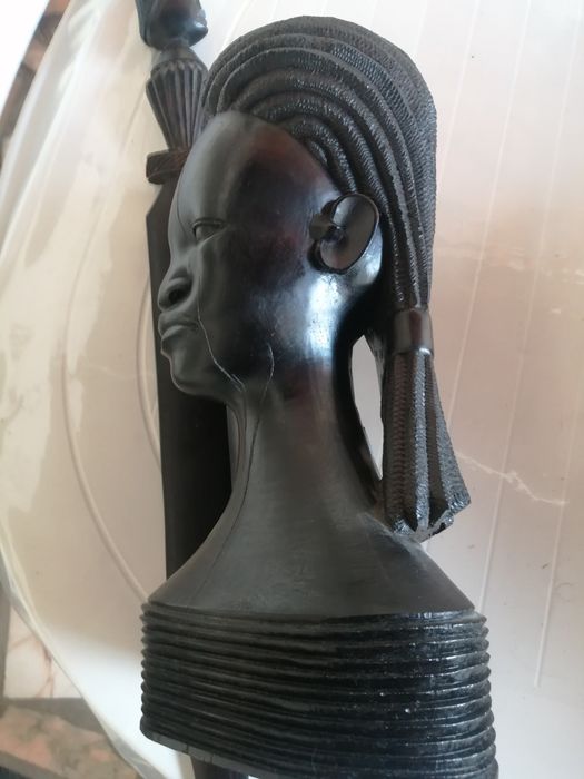 Estatueta feminina Masai antiga em pau preto.