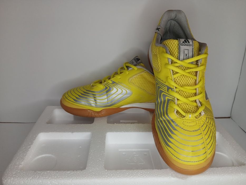 Chuteiras de futsal usadas