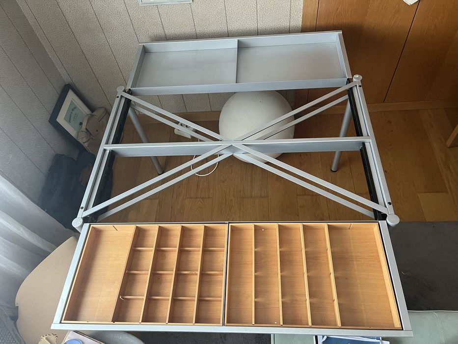 Secretária de design com arrumação